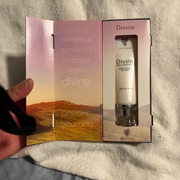 NIB Younique Divine daily moisturizer full size skincare 1.69oz - Picture 3 of 4